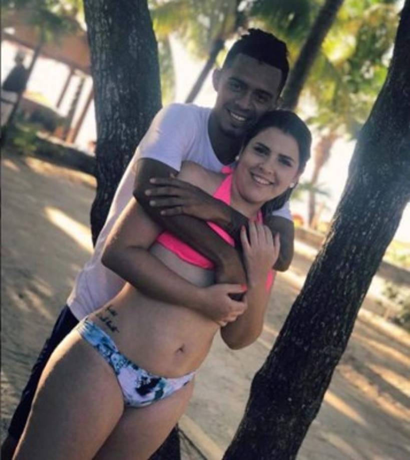 El futbolista Bayron Méndez, del Platense, y su pareja Rosalba Moreno disfrutando en Roatán.