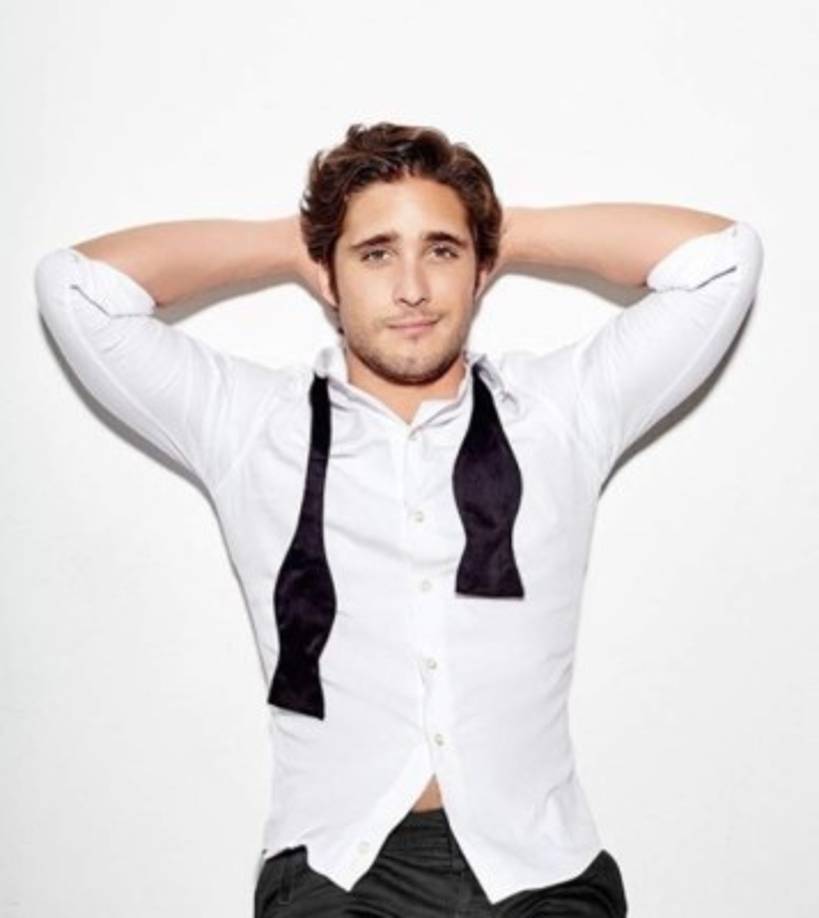 El actor encargado de darle vida al cantante es Diego Boneta, quien puso en duda sobre el parecido con Luis Miguel.