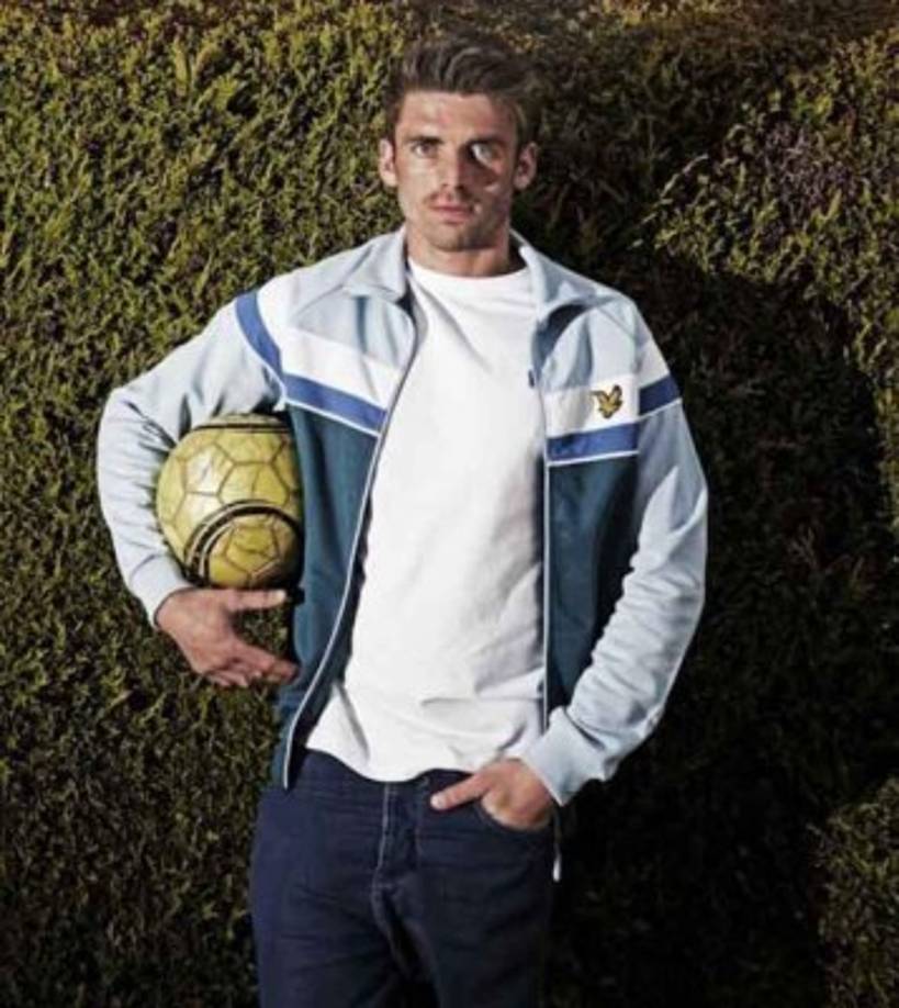 Liam Davis: Lidera una campaña de la UEFA para que los profesionales salgan del armario sin miedo. Davis hizo pública su homosexualidad con 23 años cuando jugaba en el Gainsborough Trinity, al inicio de su carrera: 'Les dije que era gay a todos el primer día de entrenamiento', declaró el futbolista. Tras el anuncio no tuvo problemas de aceptación ni por parte de sus compañeros, ni por la afición.