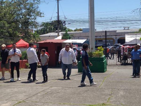 Ciudadanos ingresan al San Vicente de Paúl, después de las 11:00 am