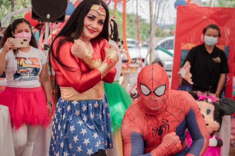 Los pequeños se divierten con los personajes disfrazados.