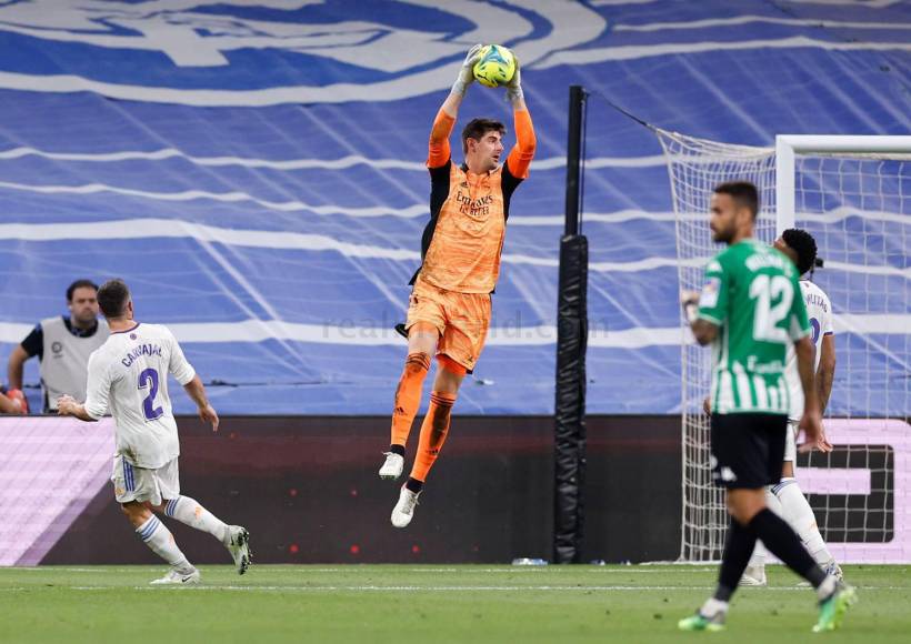 Thibaut Courtois atrapando el balón en un ataque del Betis.