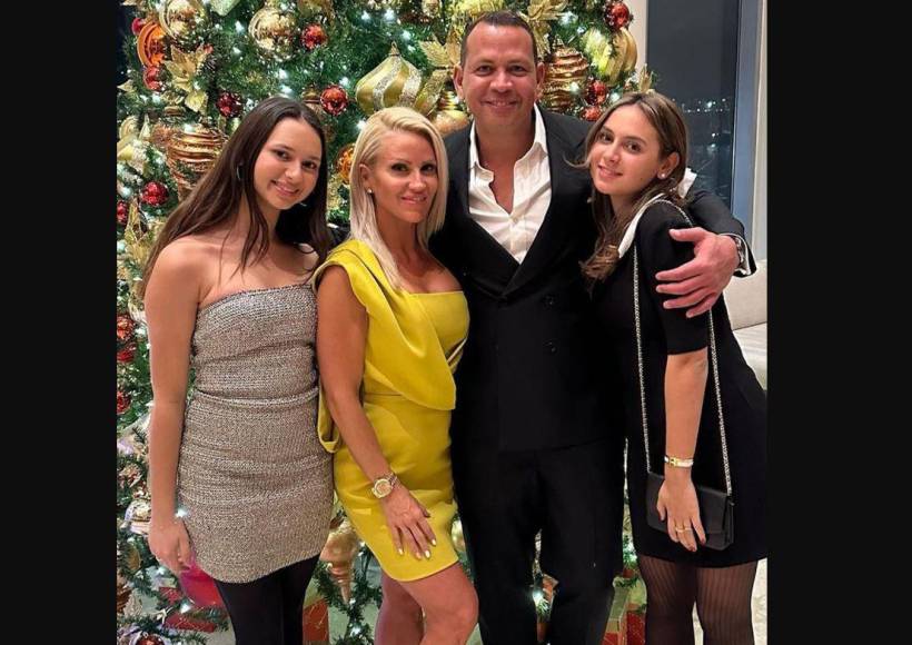 Alex Rodríguez compartió en redes varias fotos en las que aparece junto a sus hijas y a Jaclyn Cordeiro en una reciente celebración familar, en Nueva York. 