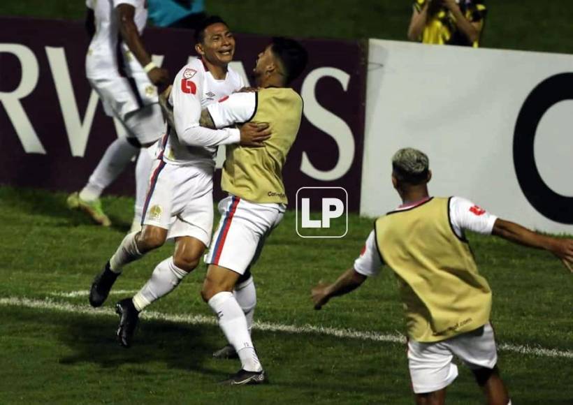 Gabriel Araújo Carvalho levanta en brazos a Carlos ‘Mango‘ Sánchez tras el golazo.