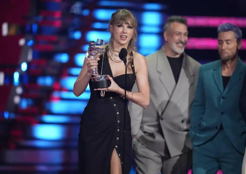 Siendo la noche de Taylor Swift, la cantante fue la más nominada en las diferente categorías de los VMAs este año, llevándose a casa la mayor cantidad de premios gracias a su videoclip de “Anti-Hero” batiendo en esta entrega de premios su propio récord.