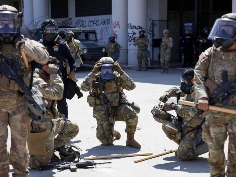 Miembros de la Guardia Nacional custodian un edificio en Los Ángeles tras las violentas protestas contra las redadas.