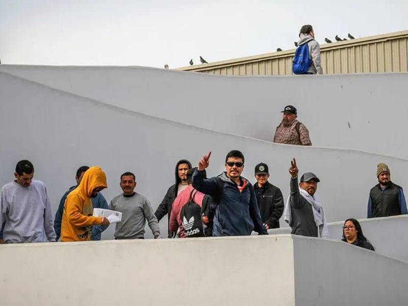 Migrantes deportados en el puerto fronterizo El Chaparral, Tijuana.