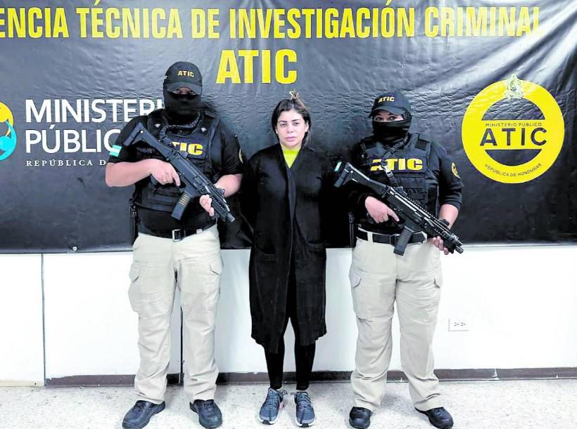 Novio de la fiscal Francia Sofía Medina sigue prófugo