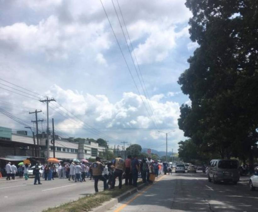 Un grupo de médicos tambiém se unió a las enfermeras en la marcha pacíficas.