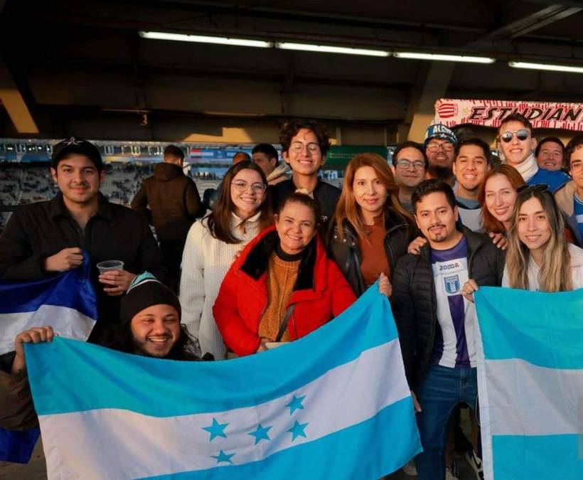 Aficionados hondureños presentes en el estadio Único Diego Armando Maradona de La Plata.