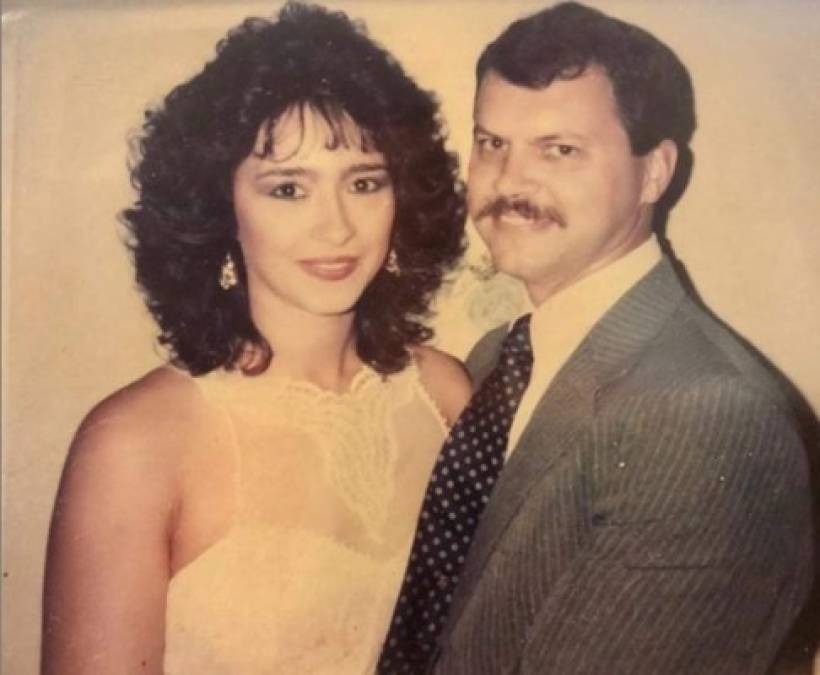 Neida Sandoval quien contrajo matrimonio con David Cochran en abril de 1987 en Tegucigalpa es madre de dos hijos gemelos, un varón y una niña.