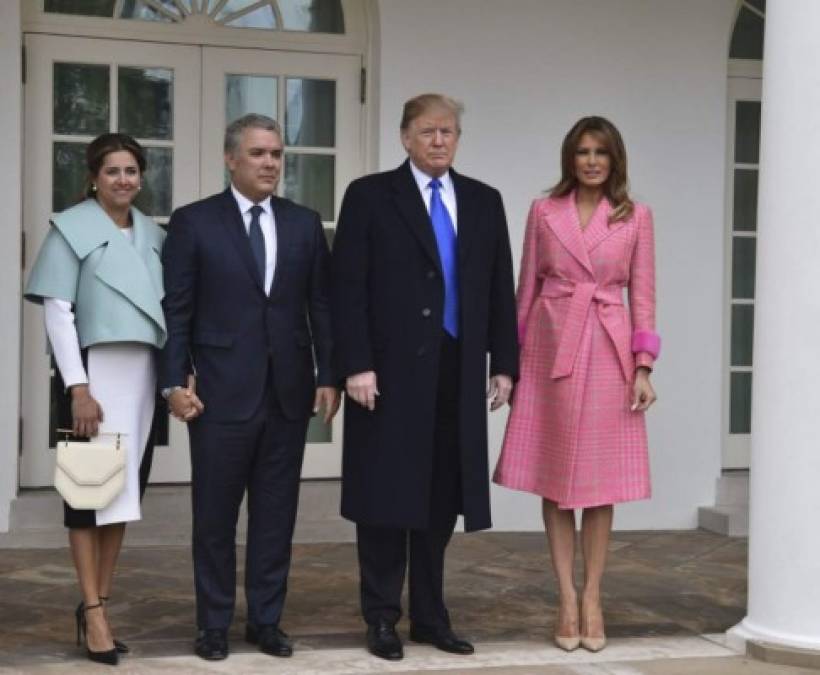 La ex modelo combinó el abrigo vestido con sus tradicionales stilettos en color beige.