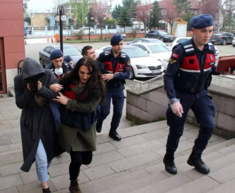 Yagmur Asik fue detenida por la policía de Turquía y ahora se enfrenta a la justicia por intento de asesinato. Cuando la llevaron al Palacio de Justicia de Düzce, no respondió a las preguntas de la prensa cubriéndose la cara.