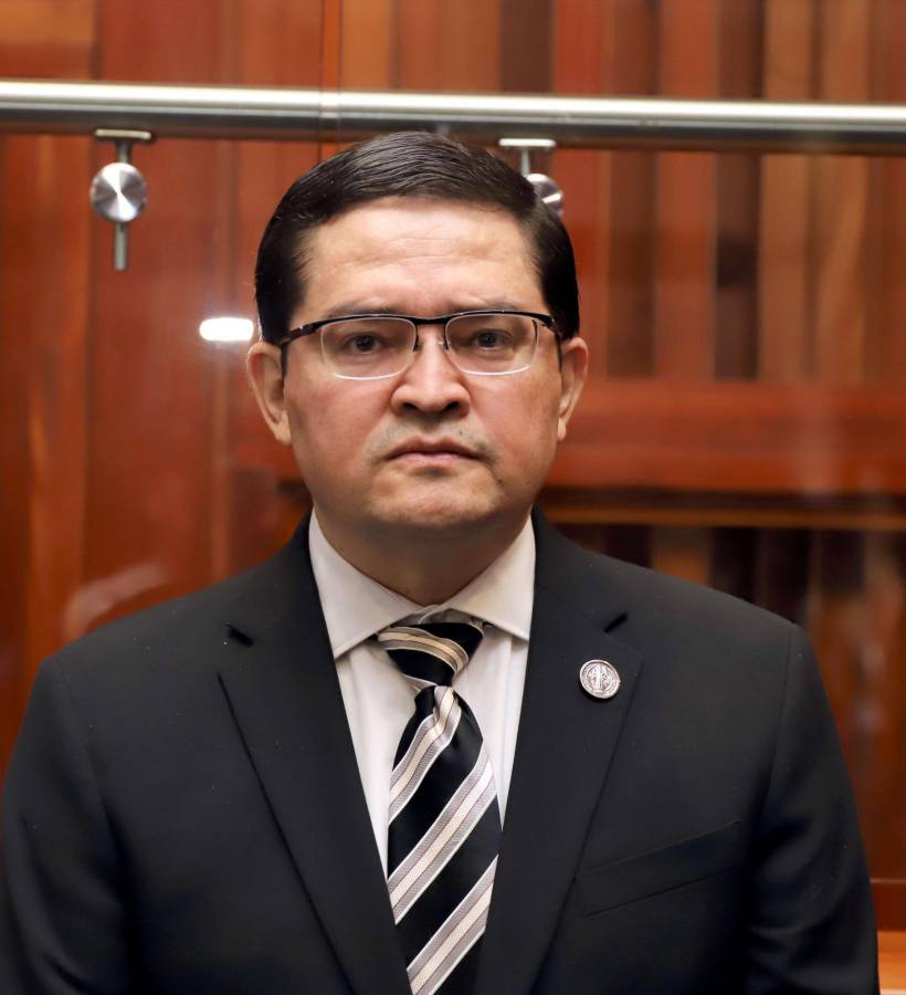 El abogado Daniel Sibrián Bueso presentó su renuncia condicionada ante el Congreso Nacional y denunció que ha recibido amenazas por parte de diputados del Partido Libre.