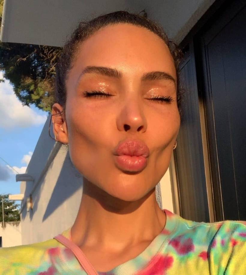 Además de triunfar en el mundo de la moda y de haber escrito ‘Mujer’, su autobiografía, Rau también arrasa en las redes sociales.