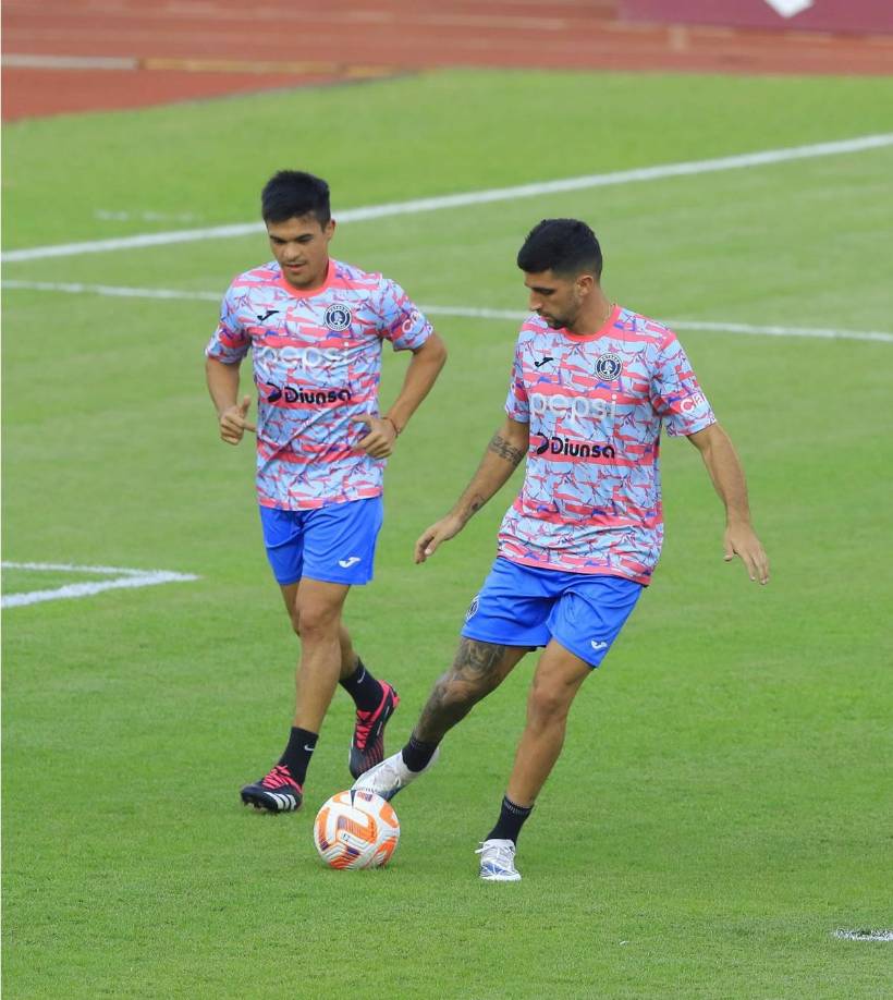 El argentino Lucas Campana parece que ya quiere que arranque el partido.