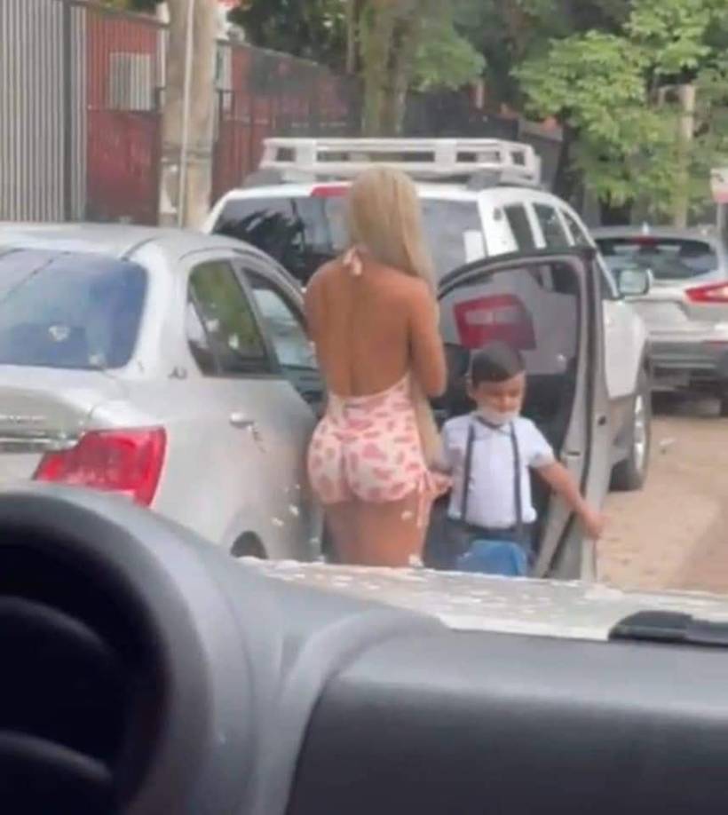 “Ropa inapropiada para un lugar con niños”, “Por gente como esa me dan ganas de cambiar a mi hijo de colegio, que asco”, fueron algunos de los mensajes en contra de la curvilínea, pues consideran que no tiene ni un poco de pudor.