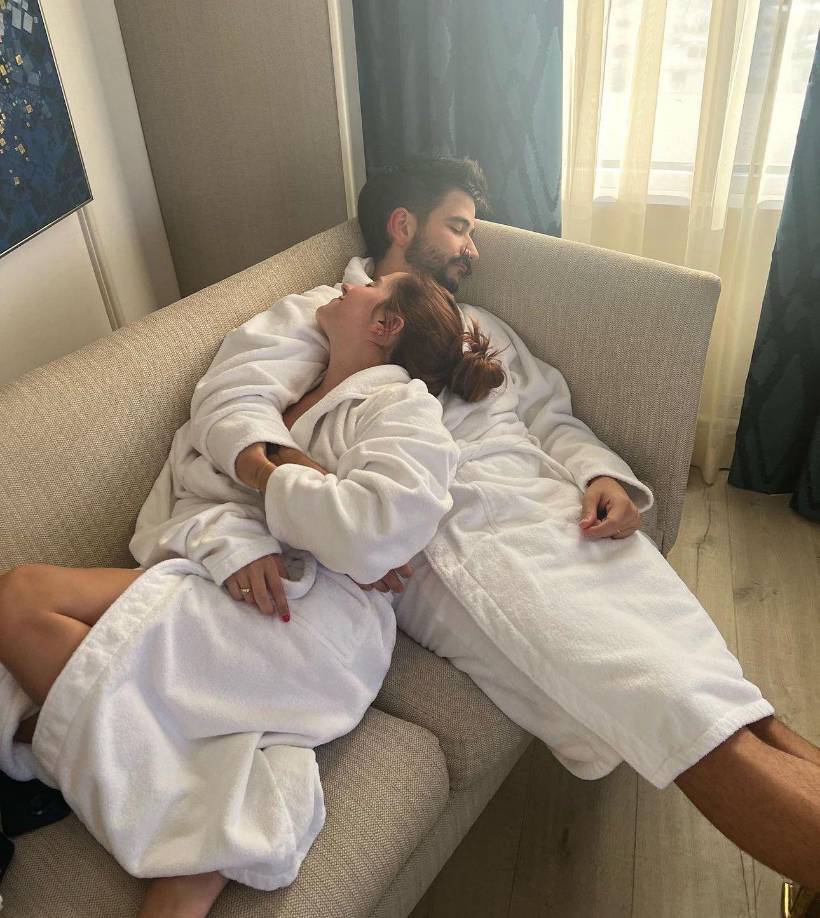 ”Este es el video donde vamos a decirles el verdadero nombre de nuestras hijas, Índigo en realidad se llama Arturo y Amaranto José Esteban”, dijo Camilo entre risas junto a su esposa Evaluna, hija de Ricardo Montaner.