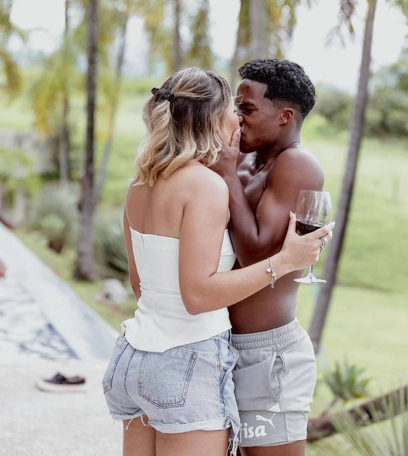Endrick está dando mucho que hablar en el césped y también fuera de él, a nivel personal. El brasileño lleva aproximadamente un año con la joven modelo Gabriely Miranda, de 21 años, a la que ya presentó en sociedad meses atrás.