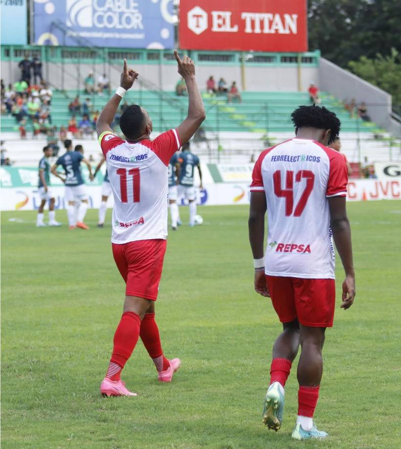 Rony Martínez adelantó a la Real Sociedad en el primer tiempo contra el Marathón. El delantero superó a Román Rubilio Castillo (122 goles) y se convirtió en el cuarto máximo goleador en la historia del fútbol hondureño. Y quedó detrás solo de Wilmer Velásquez, Jerry Bengtson y Denilson Costa.
