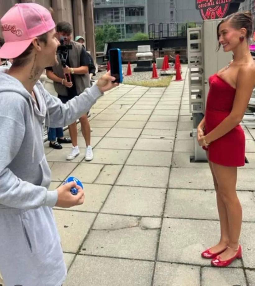 Y es que los fans de Hailey recriminaron a Justin Bieber el no dar la importancia que merece el trabajo de su esposa y cuestionaron el por qué no tuvo la atención de darse una arregladita para estar a tono con la modelo.