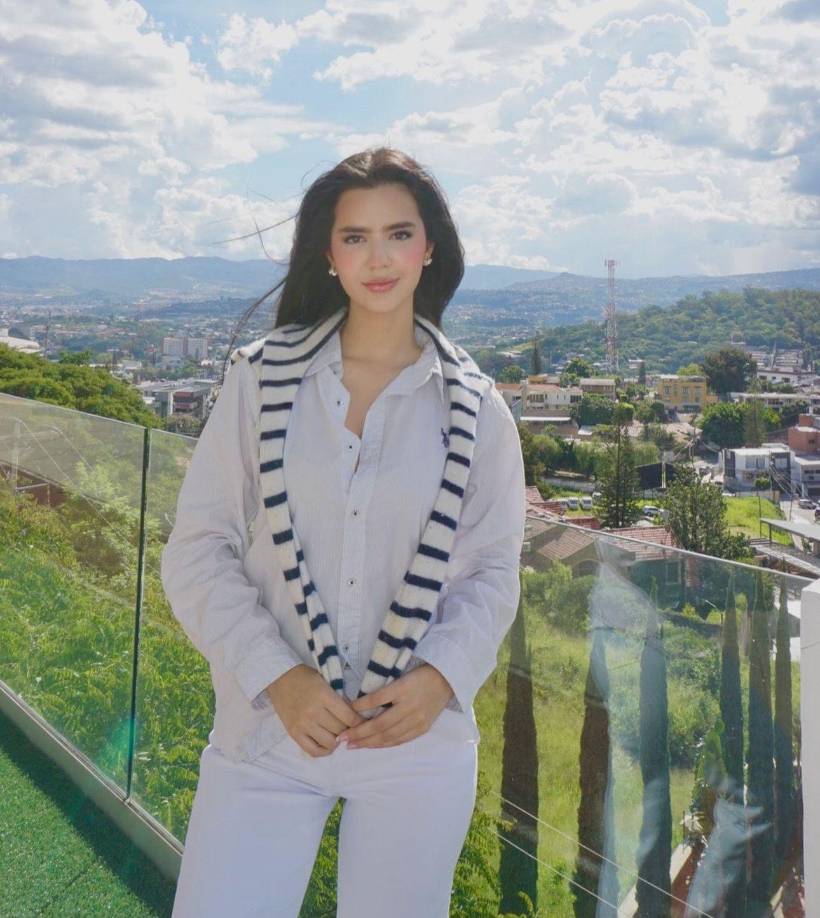 No es para menos, la carismática joven ilusionó a los hondureños en clasificar para esa edición en el Miss Universo, donde entregó el alma para ver brillar en alto el nombre de Honduras, no lo logró, pero quedó en el corazón de los hondureños. 