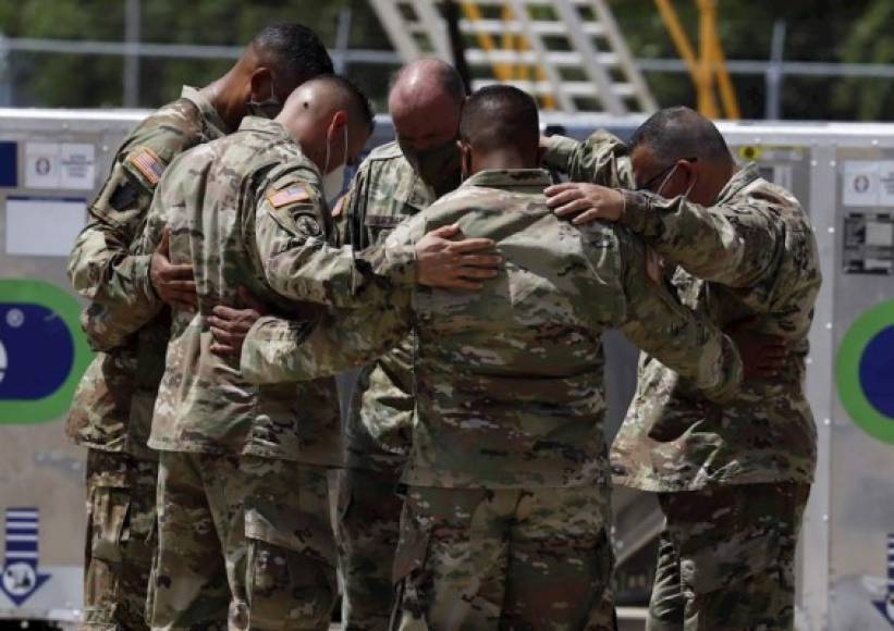 Soldados elevan una oración a Dios para poner en sus poderosas manos su viaje y estadía en Honduras.