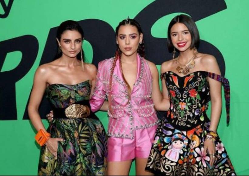 Las imágenes de Danna Paola han recibido cientos de críticas y burlas por el outfit con el que posó en la alfombra verde de los Spotify Awards 2020.