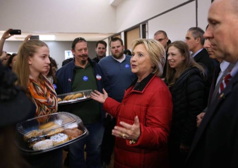 La precandidata demócrata Hillary Clinton visitó su oficina en Iowa para llevar donas a los cientos de voluntarios que hacen campaña por la exprimera dama de EUA.