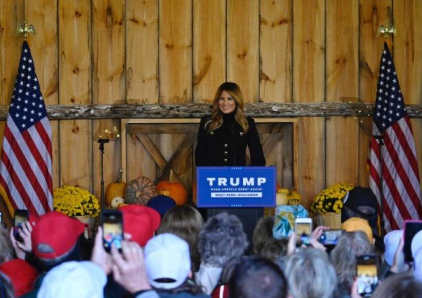 La primera dama estadounidense, Melania Trump, hizo campaña ayer en Wisconsin y Pensilvania, estados donde las encuestas anticipan una lucha reñida entre los dos candidatos.