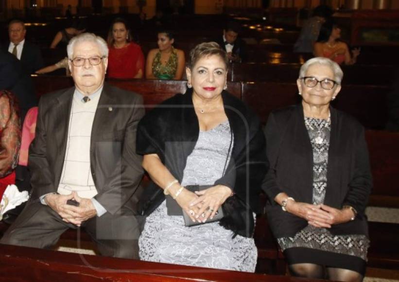 En su gran día Ivonne Hernández y David Rivera estuvieron rodeados de su familia.