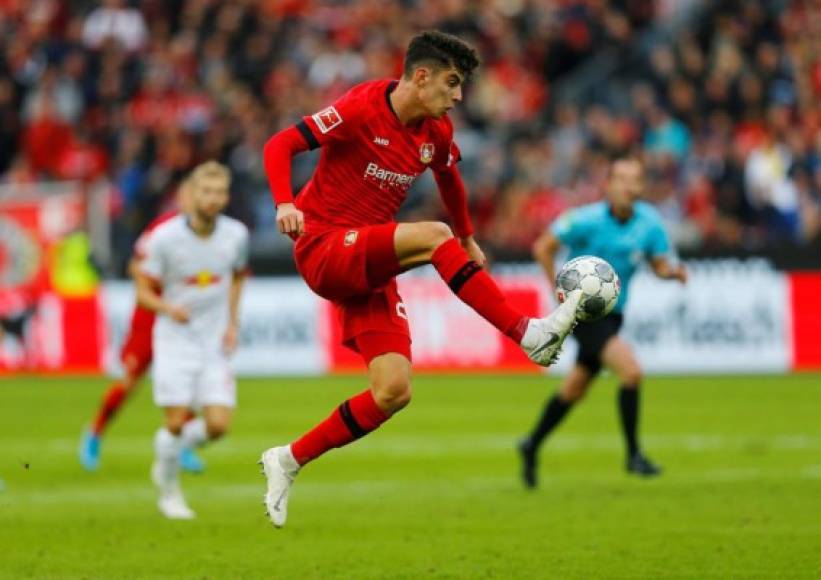 The Sun publica que el Manchester United tiene intención de presentar al Bayer Leverkusen una oferta de cerca de 56 millones de euros por el pase de Kai Havertz, estrella emergente del fútbol alemán. El Bayern también ha sido relacionado con el jugador, que tendría mayor predisposición por continuar en la Bundesliga.<br/>