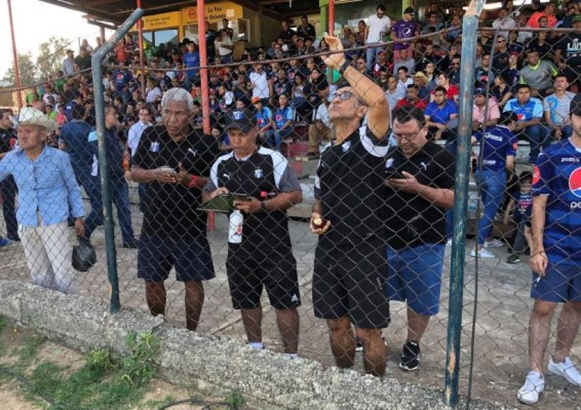 Héctor Castellón, entrenador del Honduras Progreso, sorprendió al llegar al estadio Marcelo Tinoco para ver el partido entre azules y verdolagas.