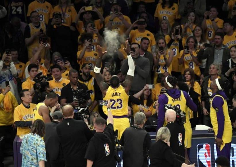 LeBron James arroja polvo en el aire antes del comienzo del juego contra los Blazers de Portland.