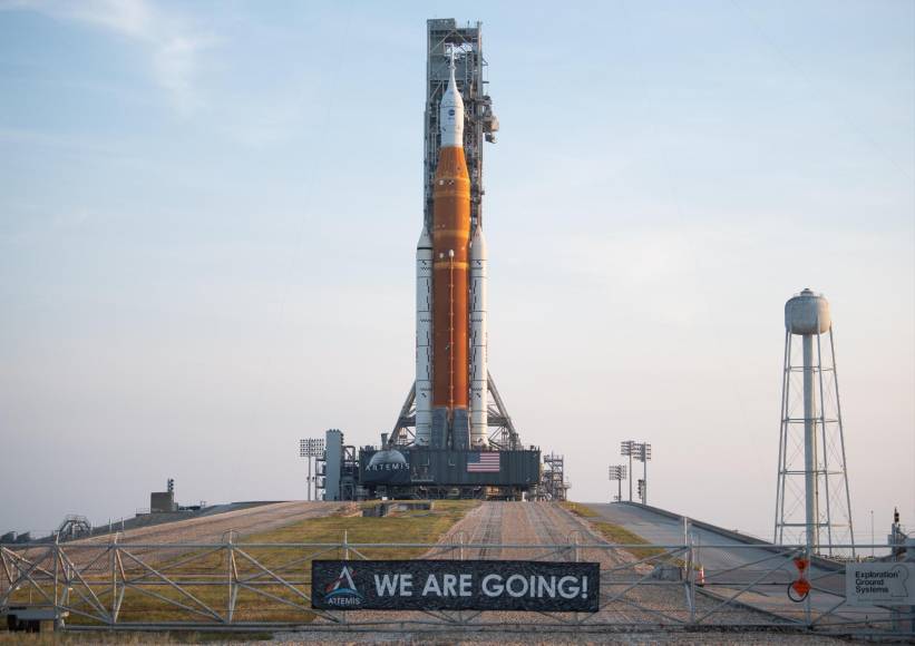  La NASA prepara el lanzamiento de la histórica misión Artemis I, suspendido el pasado lunes a causa de un fallo en uno de los motores del poderoso cohete SLS, que con la cápsula Orión en lo alto tenía que haber despegado desde Cabo Cañaveral, en Florida (EEUU) el pasado lunes, rumbo a la Luna, en la que iba a ser la vuelta de una nave espacial al satélite terrestre tras casi 50 años.