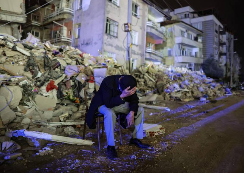Un terremoto de magnitud 6,4 sacudió el lunes por la noche la provincia meridional turca de Hatay y el norte de Siria, causando la muerte de seis personas y desatando nuevamente el pánico tras el fuerte temblor del 6 de febrero, que dejó casi 45.000 muertos en ambos países. 
