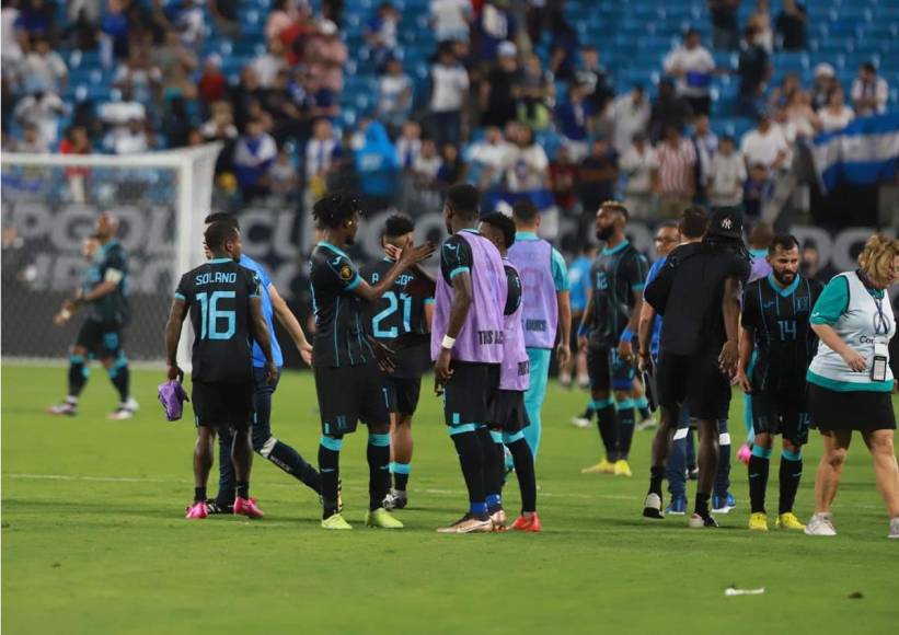 Los jugadores de la Selección de Honduras se saludaron al final del partido contra Haití.