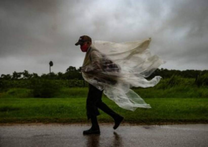 En Nueva Orleans, la alcaldesa LaToya Cantrell advirtió a los residentes que se tomen a Ida con la mayor seriedad. 'El tiempo no está de nuestro lado', dijo el sábado. La tormenta 'está creciendo rápidamente, se está intensificando'.<br/><br/>El sur de Luisiana se prepara para daños masivos e inundaciones, con lluvias de hasta 50 cm pronosticadas en algunos lugares, mientras la tormenta ruge a través del Golfo después de azotar el oeste de Cuba. <br/>