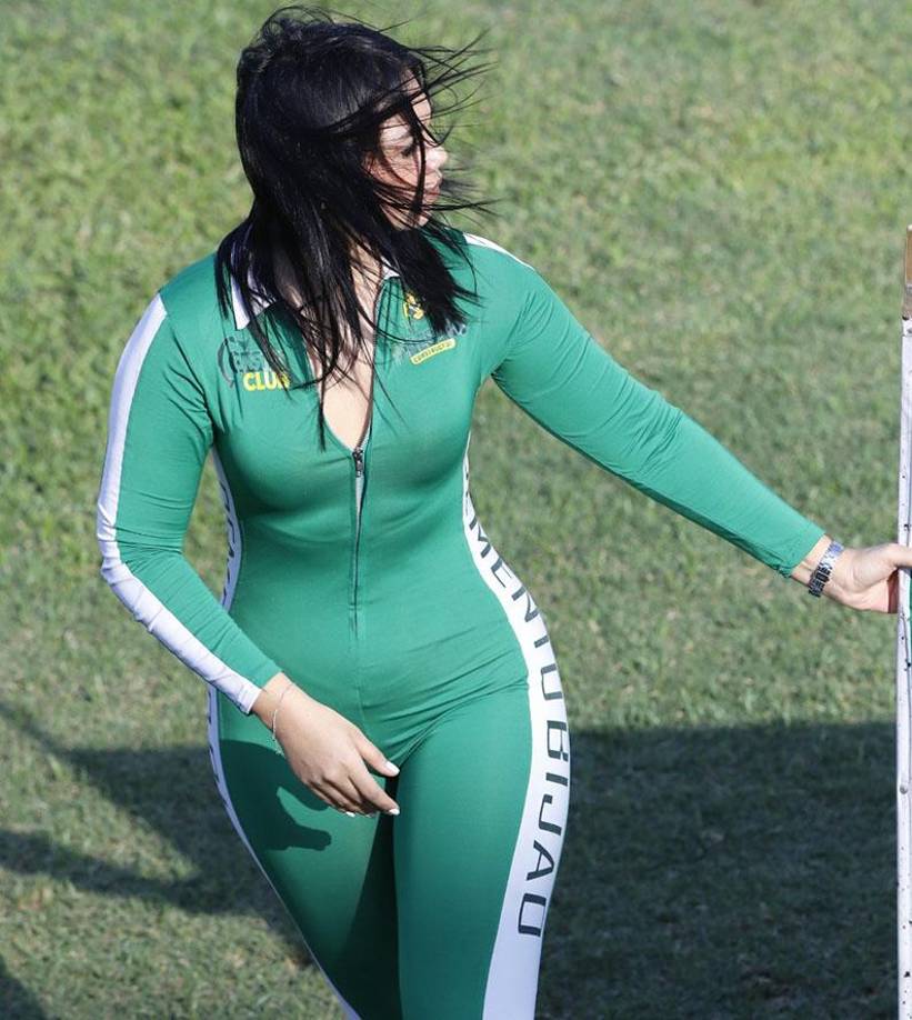 Una de las bellas edecanes que robó suspiros en la previa del partido. 