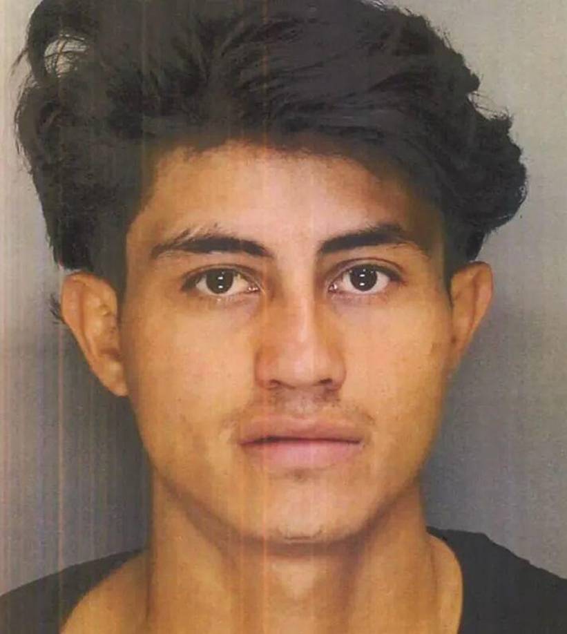 Yanez, un migrante hondureño previamente deportado, había regresado ilegalmente a Estados Unidos, donde era sospechoso de varios delitos. Fue detenido en Indiana tras apuñalar a la adolescente durante un partido de béisbol.