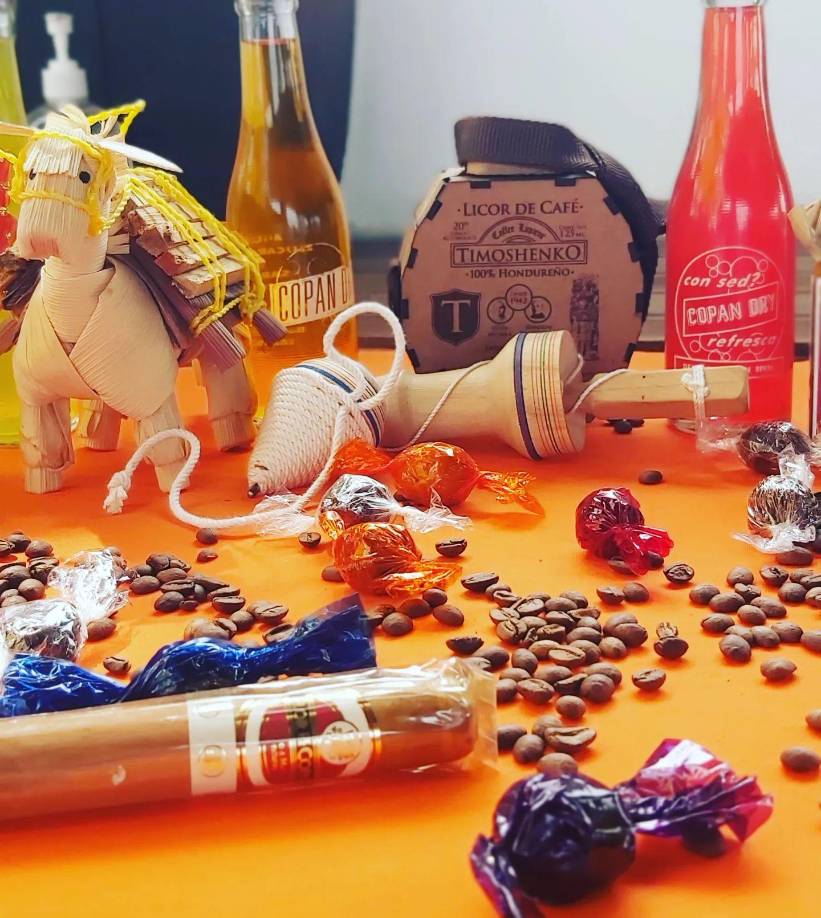 LA TIENDITA DE LA ABUELASe trata de un lugar en donde usted puede adquirir bellos recuerdo para llevarse a casa, es como comprar un ‘pedacito’ de Santa Rosa de Copán. 