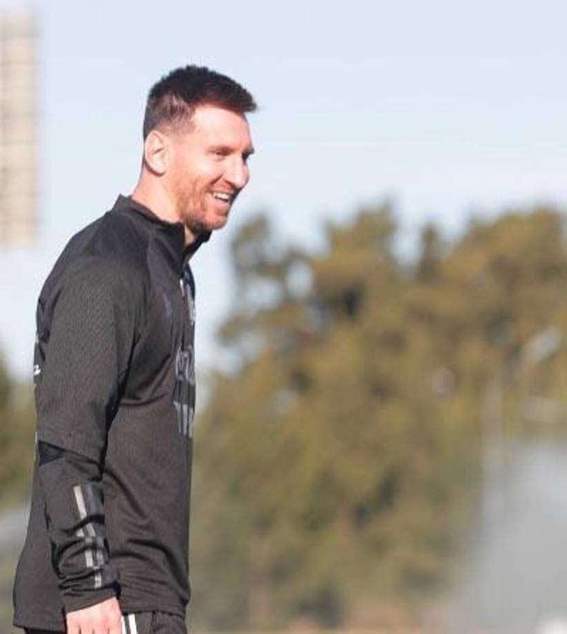 Messi sacó de su día a día los alimentos almacenados, procesados y fueron reemplazados por aquellos que son ricos en vitaminas, minerales, fibra y enzimas contenidas en los granos enteros, legumbres, frutas y verduras, pescado y en el aceite de oliva.