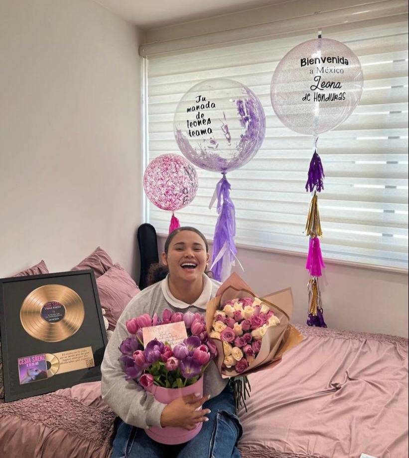 Al momento de su llegada la artista fue sorprendida por sus fans. 