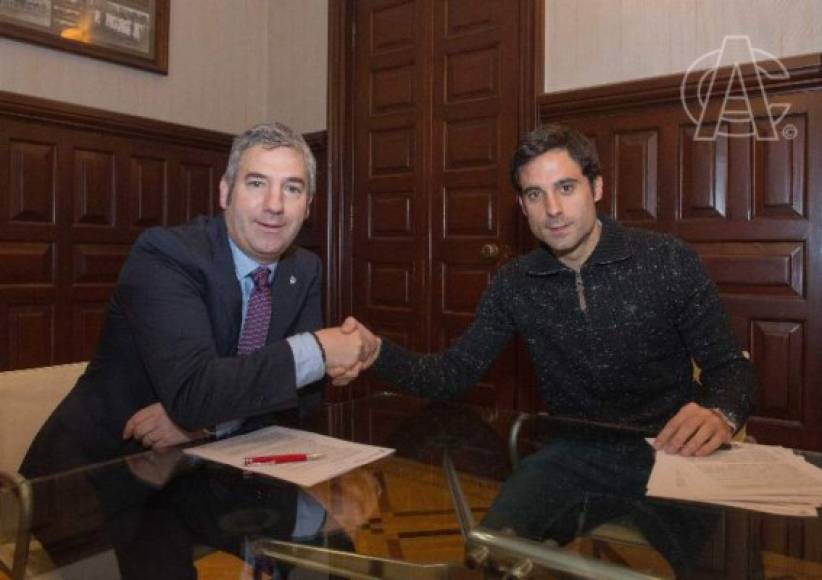 Xabier Etxeita, uno de los seis jugadores que finalizaban su vinculación con el Athletic de Bilbao el 30 de junio, ha prorrogado su contrato una campaña, hasta 2019, aunque 'con posibilidad de prolongarlo una temporada más', y con una cláusula de rescisión de 40 millones de euros.
