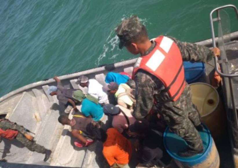 Uno de los sobrevivientes relató que estuvo varias horas en el mar flotando con una tabla.