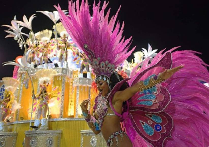 ambién cuestionó la comercialización tipo 'Hollywood' del Carnaval, mostrando los costos y las exuberancias que dejaron atrás la tradición y la cultura popular.