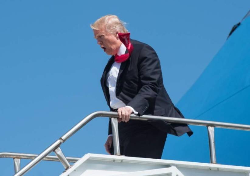 Medios estadounidenses también destacaron esta imagen, donde el presidente multimillonario dejó expuesto 'el secreto' de la corbata: Cinta adhesiva.