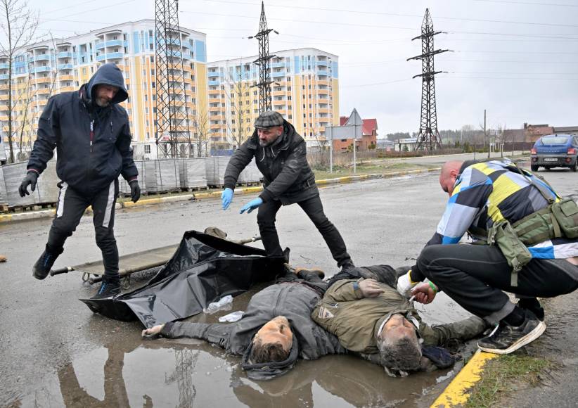 Uno tenía las manos atadas a la espalda y su pasaporte ucraniano estaba abierto junto a su cuerpo, dijeron periodistas que accedieron a Bucha.