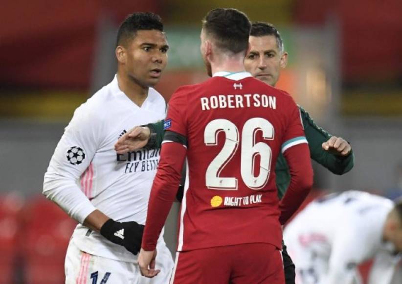 Casemiro recibió reclamos por parte de los jugadores del Liverpool por sus faltas constantes.