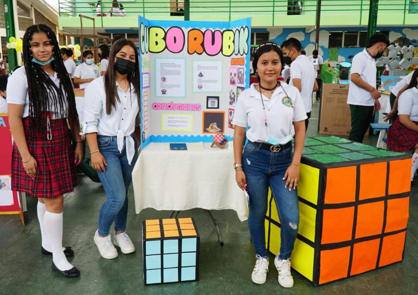 La primera Feria de Matemáticas se realizó este miércoles en las instalaciones del ITS. Las estudiantes de I de Bachillerato en Ciencias y Humanidades, Katherinn Hernández, Stacy Torres y Jolith Pérez expusieron el Cubo Rubik.